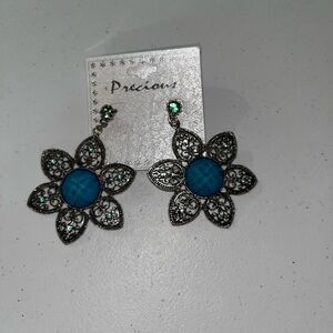 💙 NWT Silver Floral Blue Gemmed Dangle Earrings